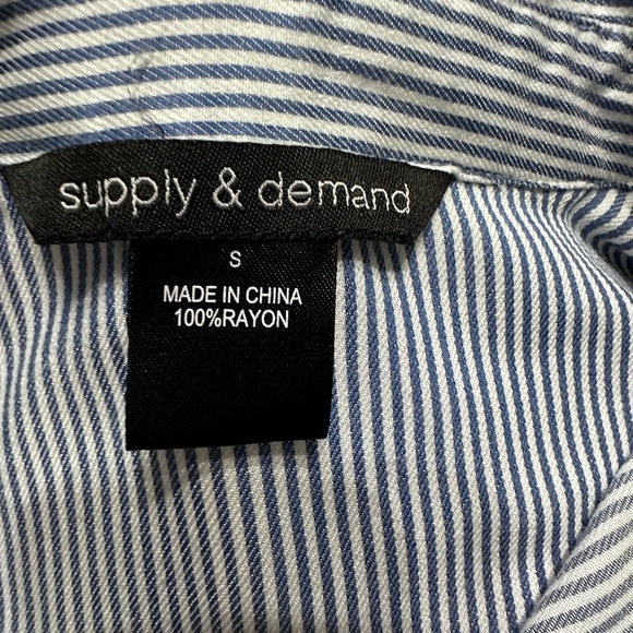 🛍️ embroidered button down shirts with roll up sleeves. Excellent condition. - Picture 2 of 9